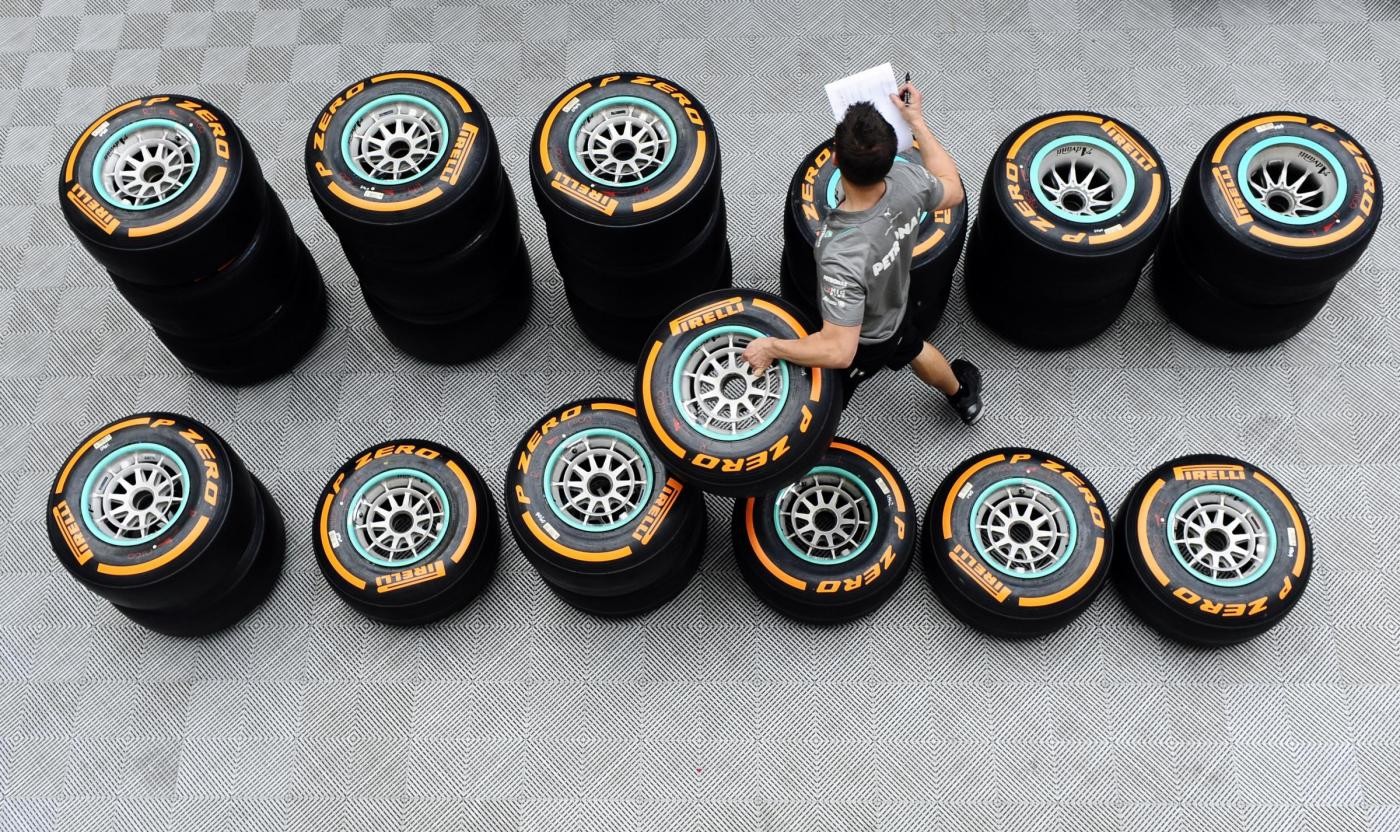 F1, ‘guerra delle gomme’ si infiamma: bufera su Mercedes e Pirelli