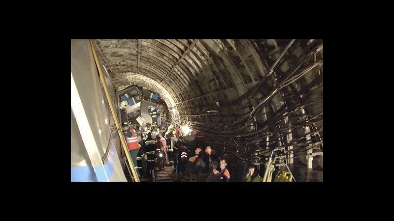 Russia, saliti a 20 i morti in deragliamento della metro a Mosca