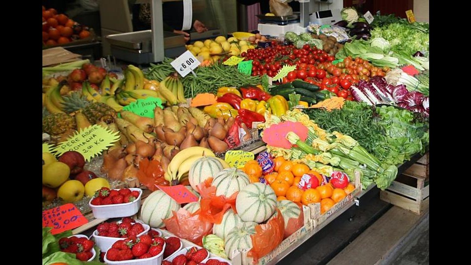 Caserta,10 bambini mangiano frutta e sviluppano allergia: 2 ricoverati