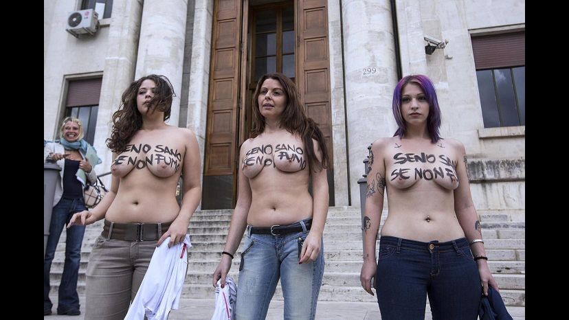 Roma, a seno nudo come le Femen contro il fumo