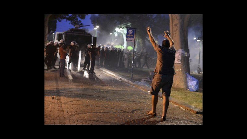 Turchia, protesta per salvare parco Istanbul: polizia usa lacrimogeni