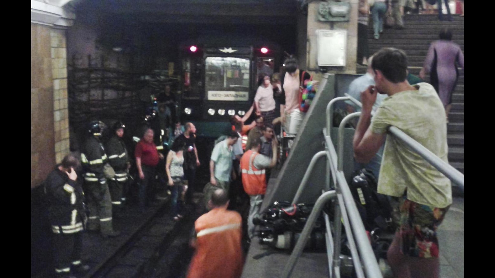 Russia, 10 morti in deragliamento metro a Mosca: saliti a 106 i feriti