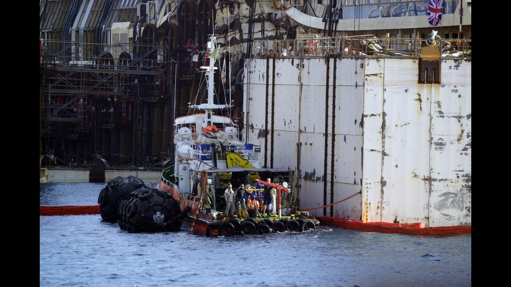 Costa Concordia ritorna a galla, la nave è stata rigalleggiata di 2 metri