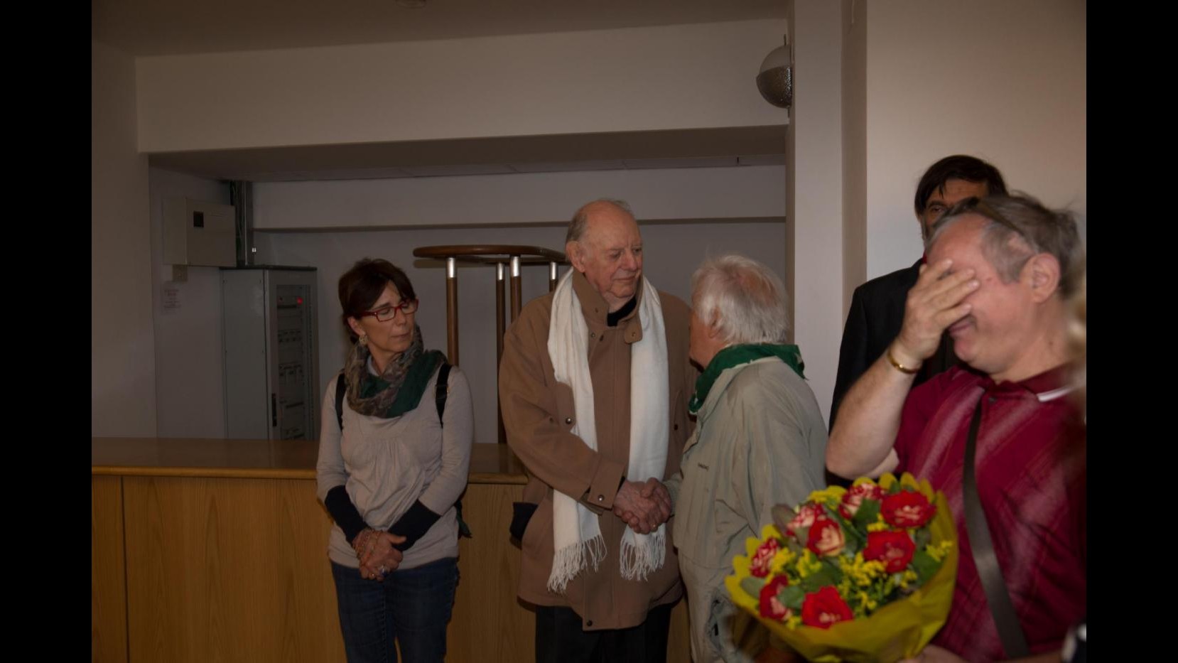 Franca Rame, Dario Fo sulla porta del Piccolo saluta milanesi