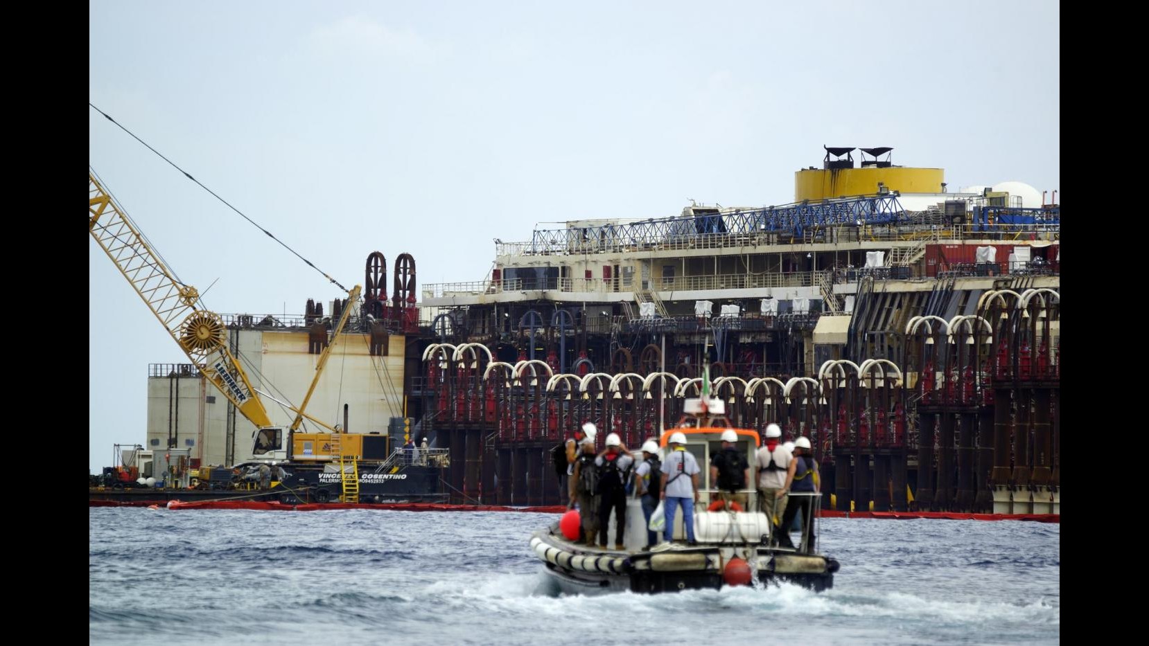 La Costa Concordia torna a galla. Spostata di 30 metri a prua. Nave risalita di 2 metri