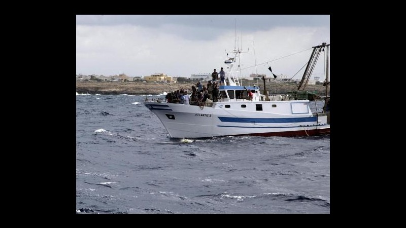 Sbarchi, soccorsi oltre 350 migranti su due barconi