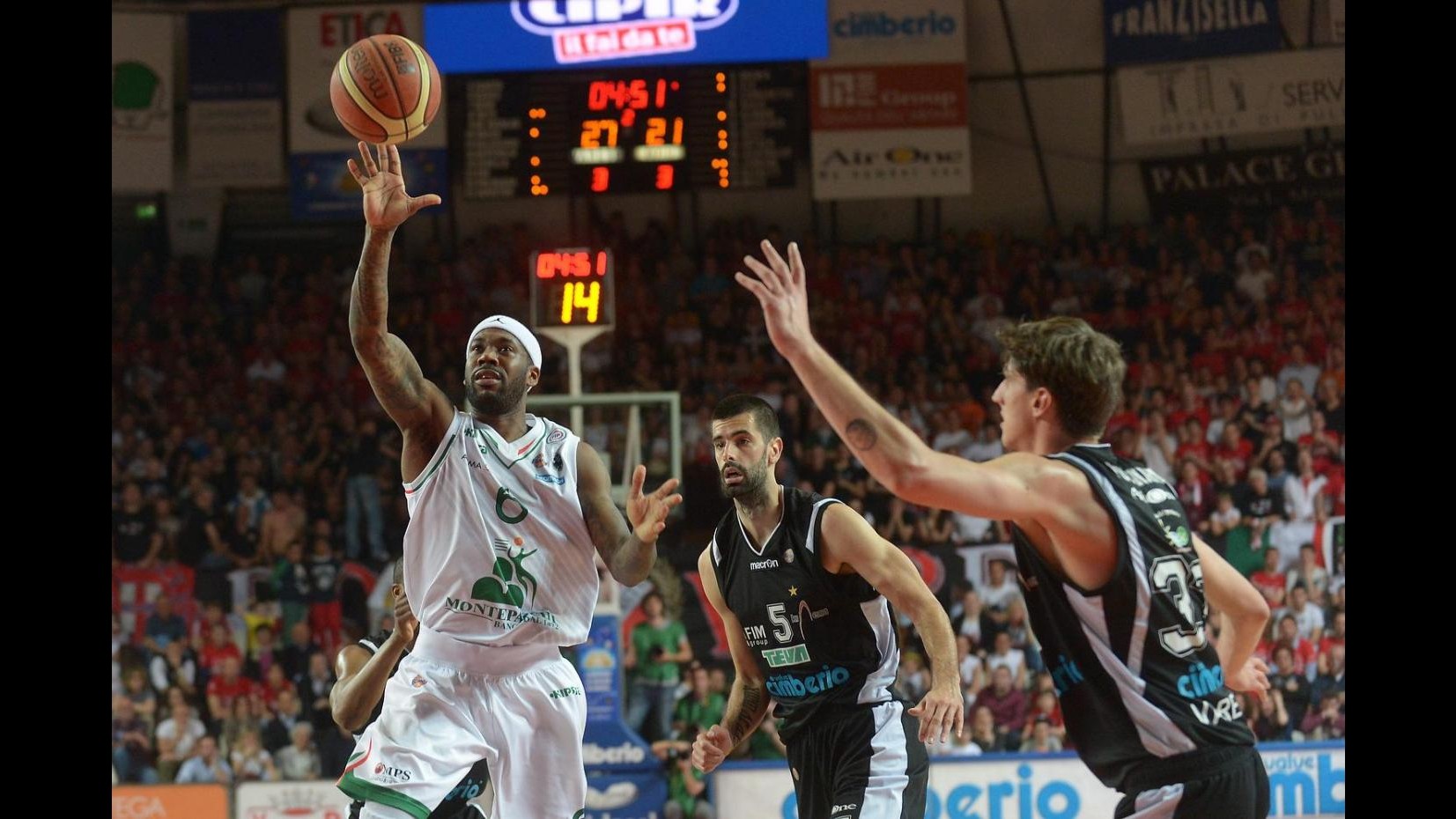 Basket, playoff scudetto: Varese-Siena 64-62 in gara 2, serie sull’1-1