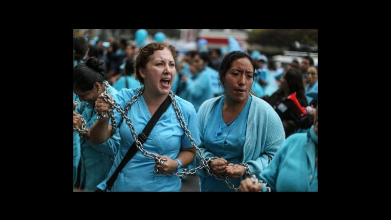 Perù, infermiere in sciopero: in corteo per Lima con finte bare