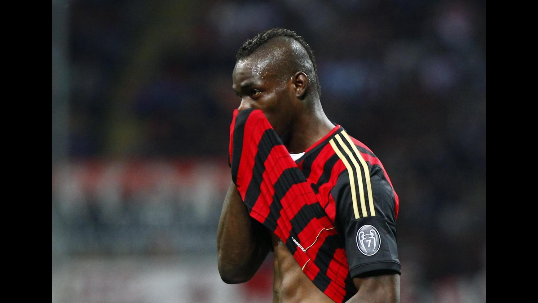 Milan, Balotelli pubblica foto con fucile su Instagram: Un bacio a chi mi odia