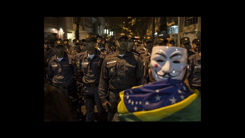 Brasile, altri 2 morti durante le proteste. Rousseff incontra i leader