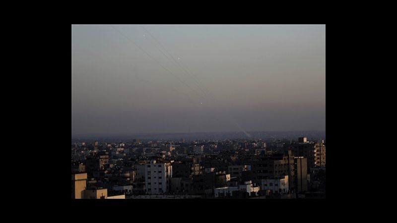 Medioriente, razzo colpisce pompa benzina in Israele ad Ashdod: 3 feriti