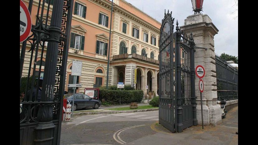 Roma, rubavano farmaci all’Umberto Primo: arrestati in otto