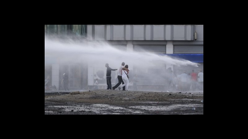 Turchia, polizia usa idranti contro manifestanti piazza Taksim