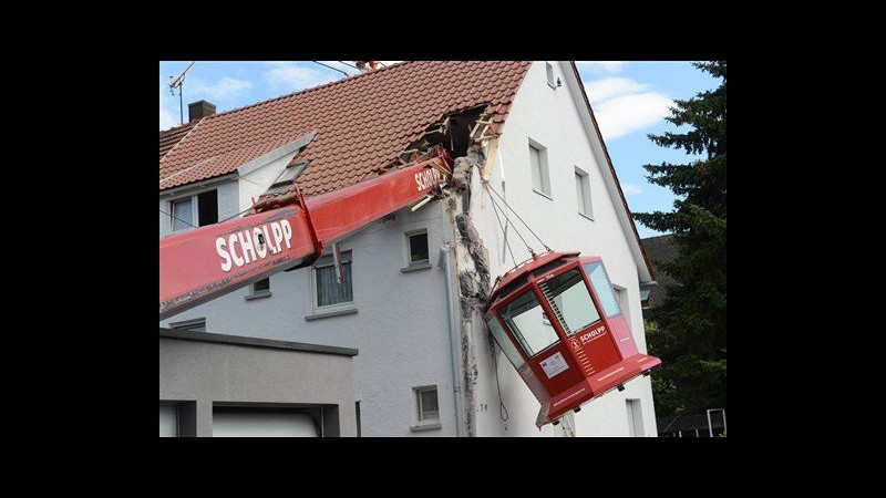 Germania, gru con cabina panoramica cade su una casa: 13 feriti