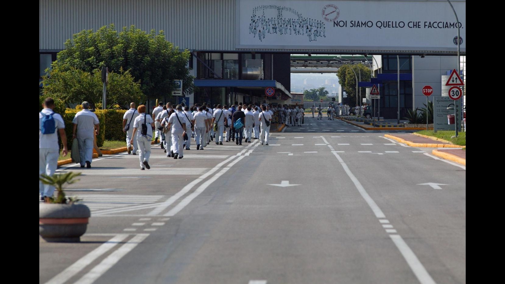 Fiat: Ripresa produzione Pomigliano, ancora intimidazioni a lavoratori