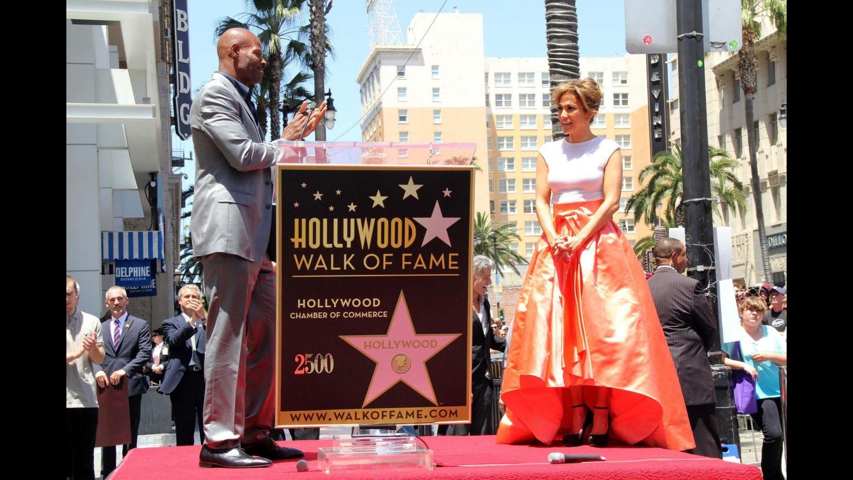 Jennifer Lopez riceve la 2.500esima stella sulla Walk of Fame