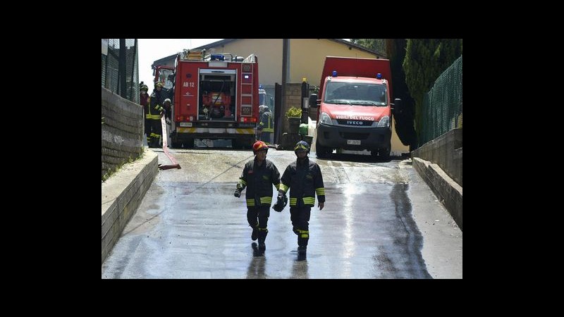 Roma, incendio ed esplosioni in deposito di materiale edile