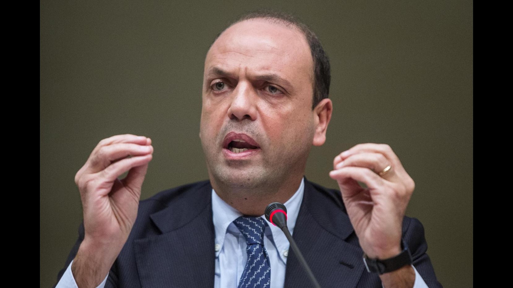 Sbarchi, Alfano: Arrestati centinaia scafisti, ma sono pesci piccoli