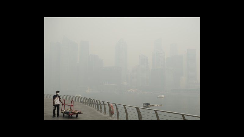 Singapore, inquinamento aria da record dopo incendi in Indonesia
