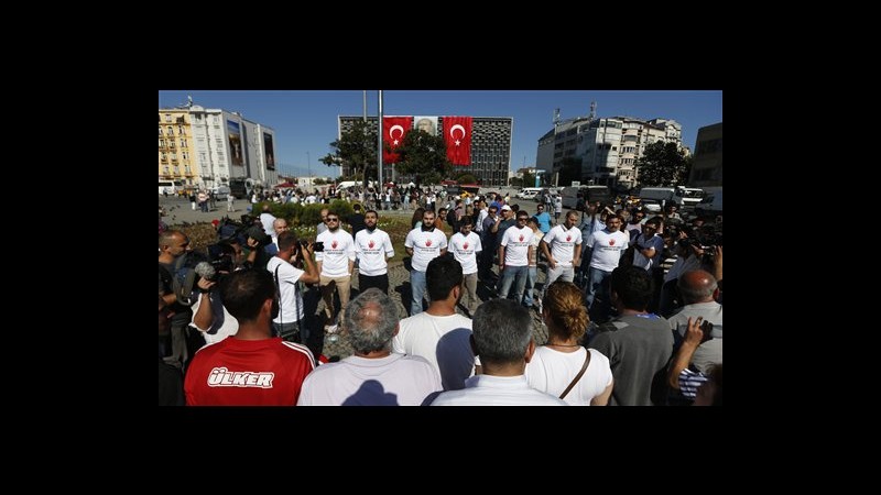 Turchia, in piazza Taksim ‘in piedi contro uomo in piedi’ per Erdogan