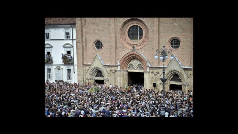 Faletti, folla applaude passaggio bara ad Asti