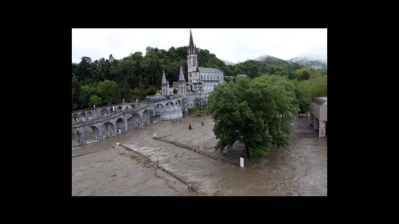 Francia, inondazioni a Lourdes: turisti evacuati dagli hotel