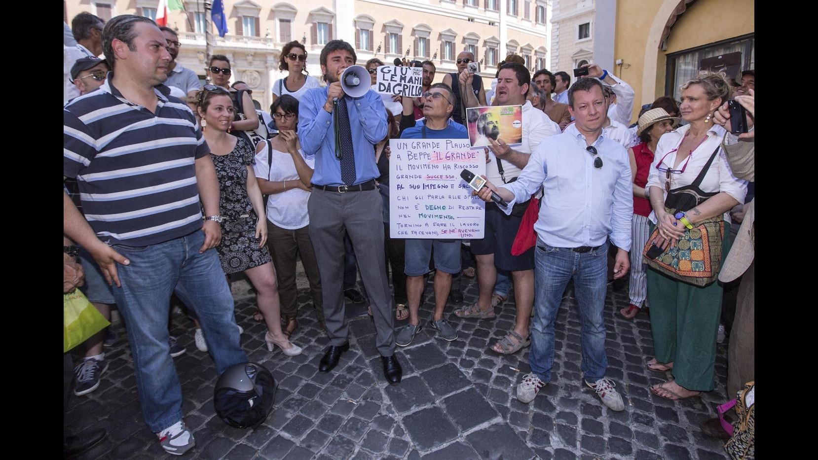 M5S, sit-in pro Grillo in piazza ma pochi i parlamentari presenti
