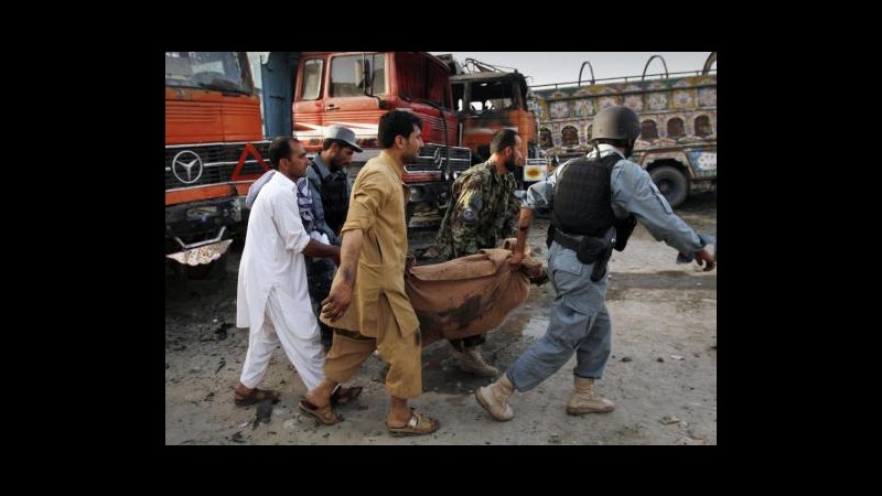 Afghanistan, 16 morti in attacco kamikaze: anche 4 soldati Nato