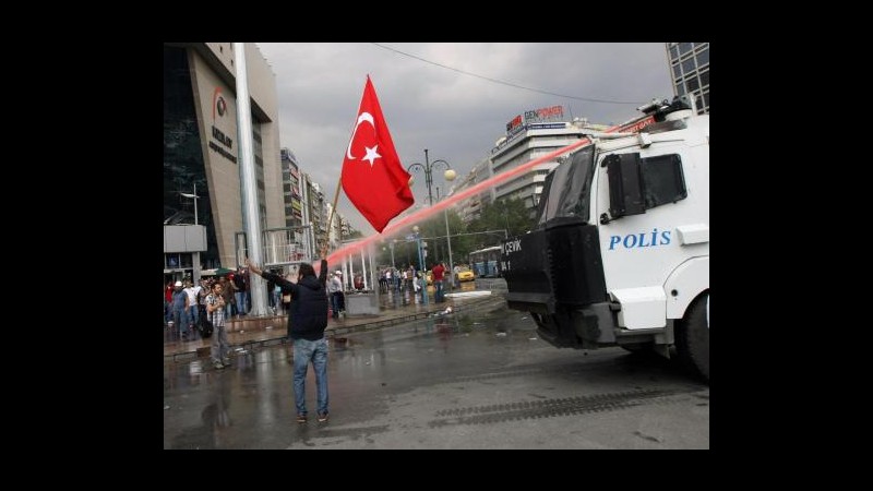 Turchia, governo: Sciopero illegale. Arrestato fotografo italiano