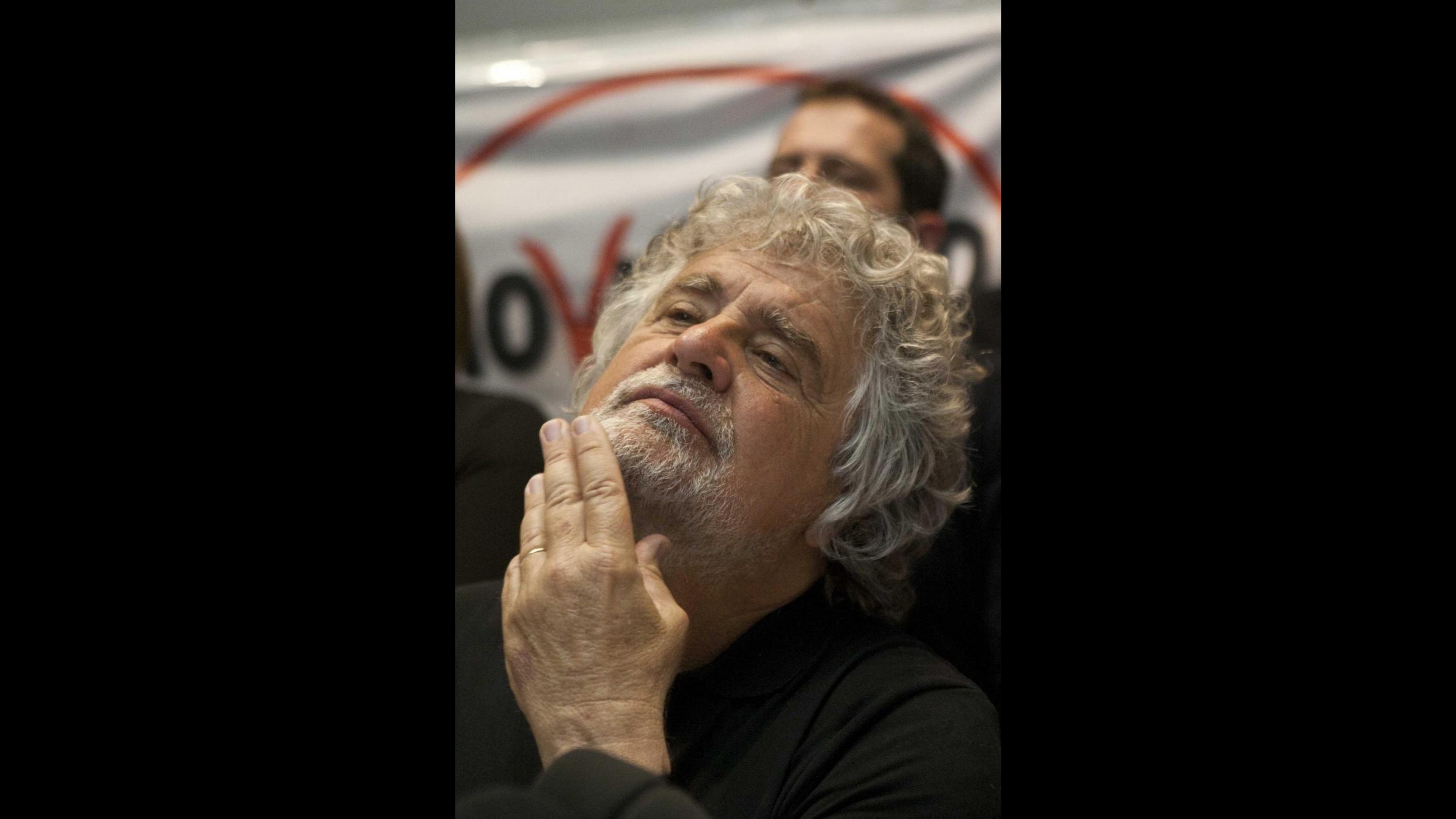 Grillo attacca: Renzi rifiuta confronto, ha le palle su tavolo di Berlusconi