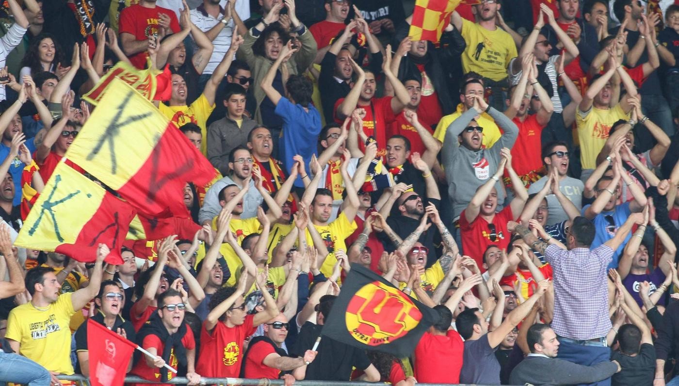 Caos a Lecce: davanti a stadio bombe carta e auto polizia in fiamme