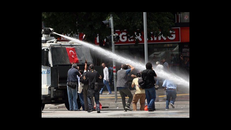 Turchia, liquidi urticanti a Taksim. Erdogan parla a folla oceanica