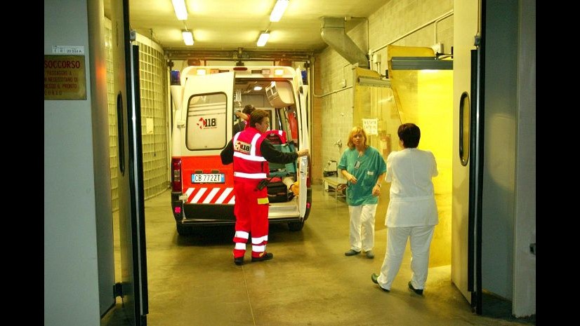 Reggio Emilia, auto contro palo: morto 30enne, grave nipote 14enne