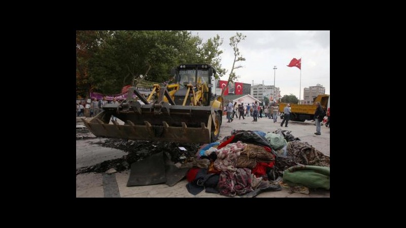 Turchia, polizia entra a Gezi Park: ruspe distruggono le tende
