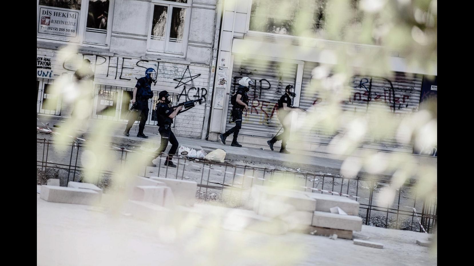 Turchia, barricate vicino Parlamento: polizia usa lacrimogeni