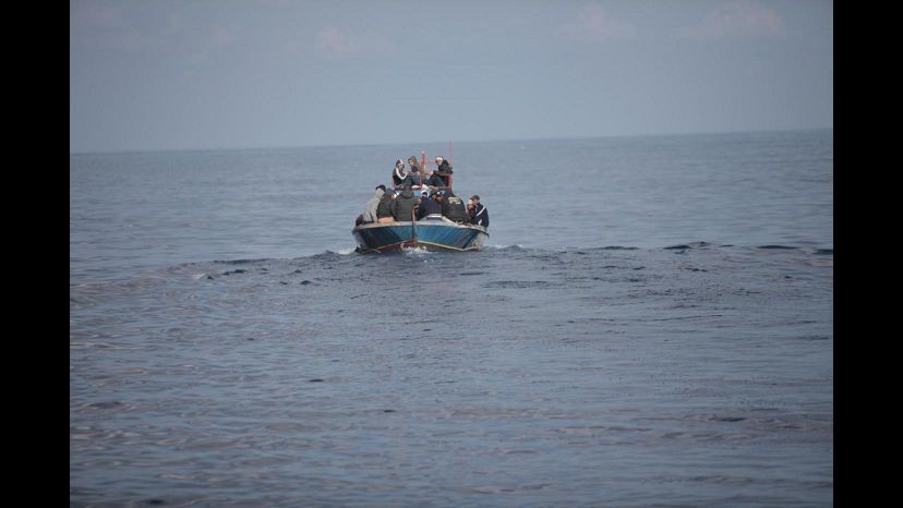 Calabria, sbarco per 159 migranti: c’è anche bimba nata a bordo