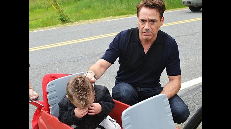 Robert Downey Jr consola piccolo fan deluso