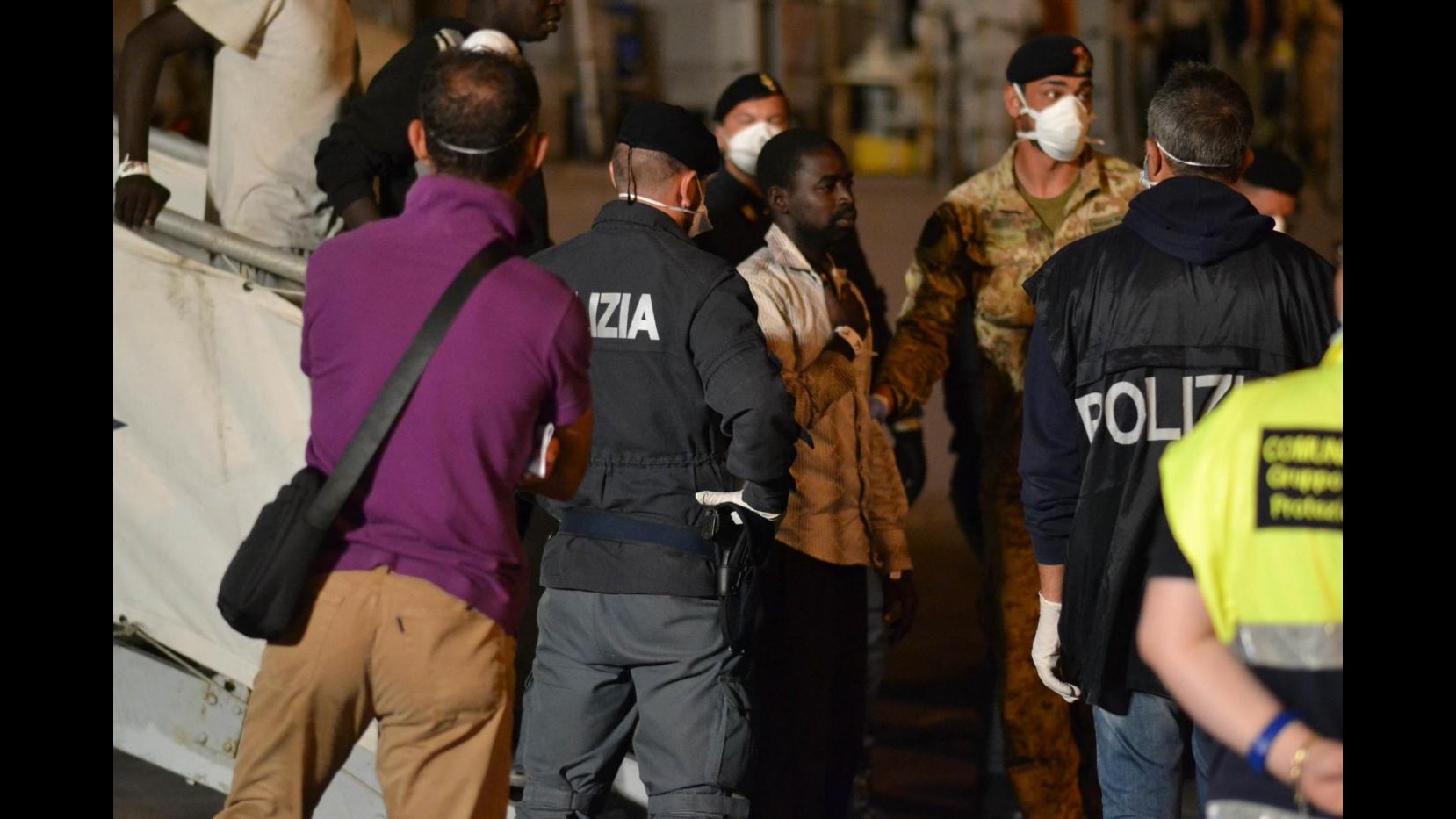 Arrestati 4 scafisti: sul loro barcone 295 migranti