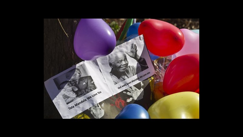 Sudafrica, 7° giorno in ospedale per Mandela, per lui canti e preghiere