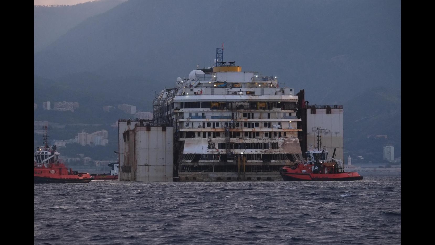 Costa Concordia, colpo sirena annuncia entrata in porto Genova Voltri
