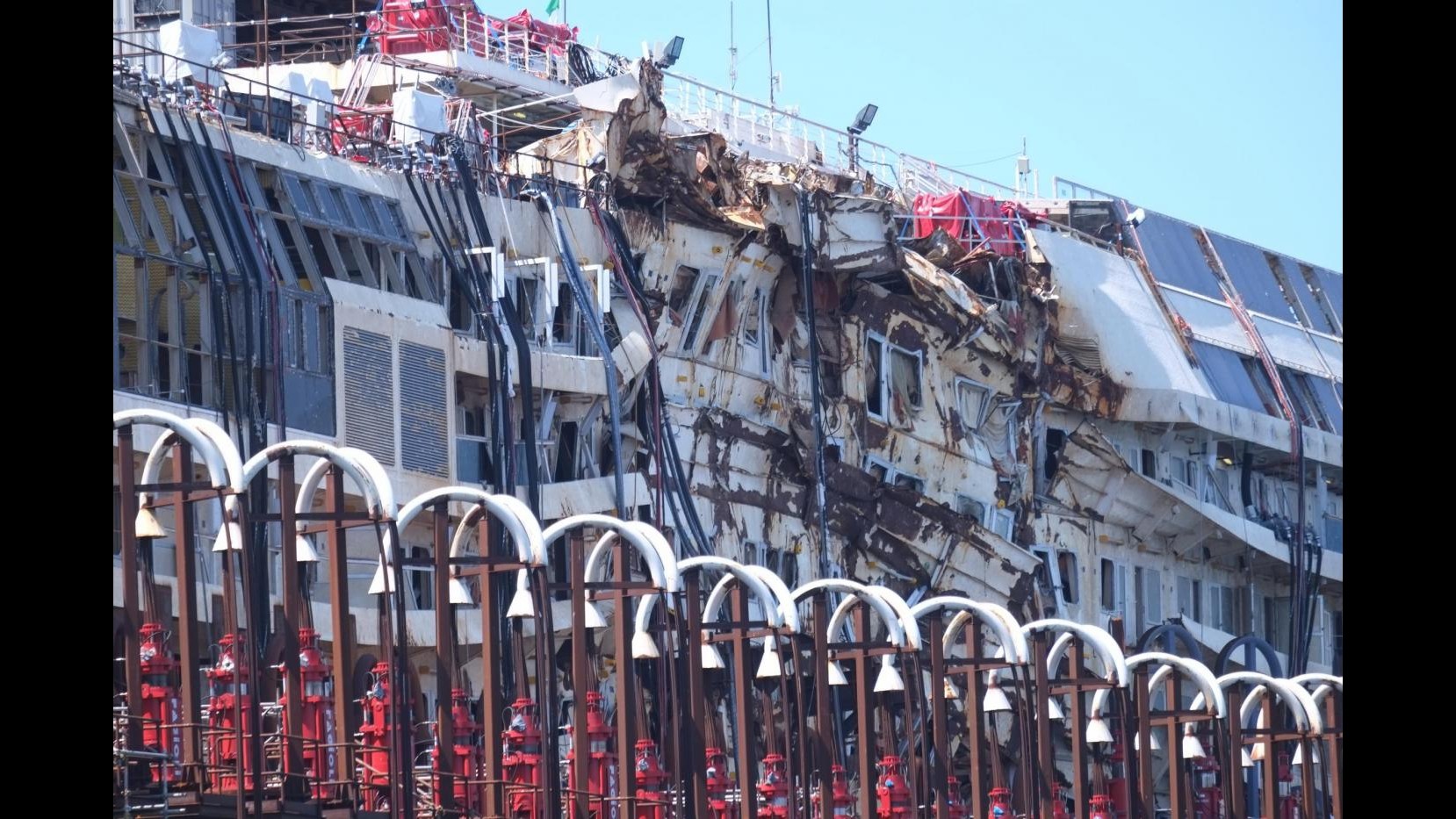 Costa Concordia ormeggiata a Genova. Renzi: Non è giorno del lieto fine, ma grazie