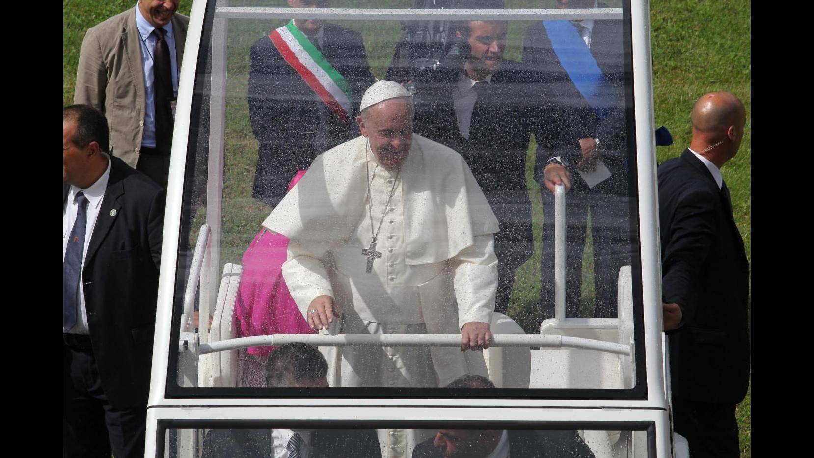 Papa arrivato a Caserta, alle 18 la messa nella piazza della Reggia