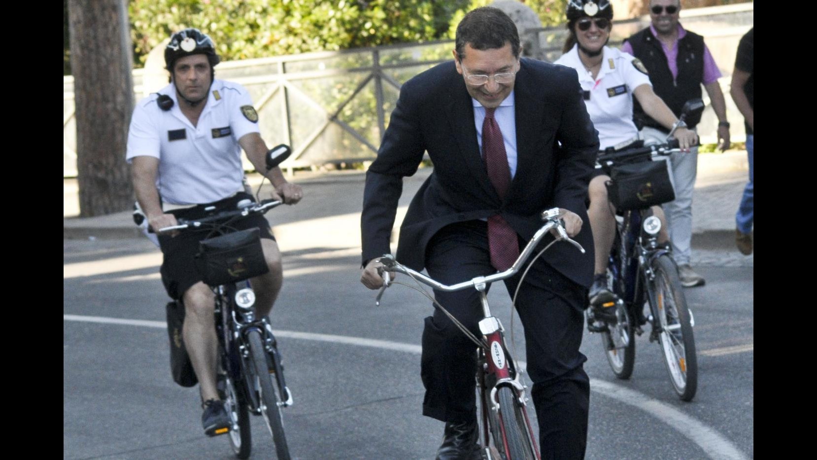 Marino si insedia come nuovo sindaco di Roma: in Campidoglio in bici