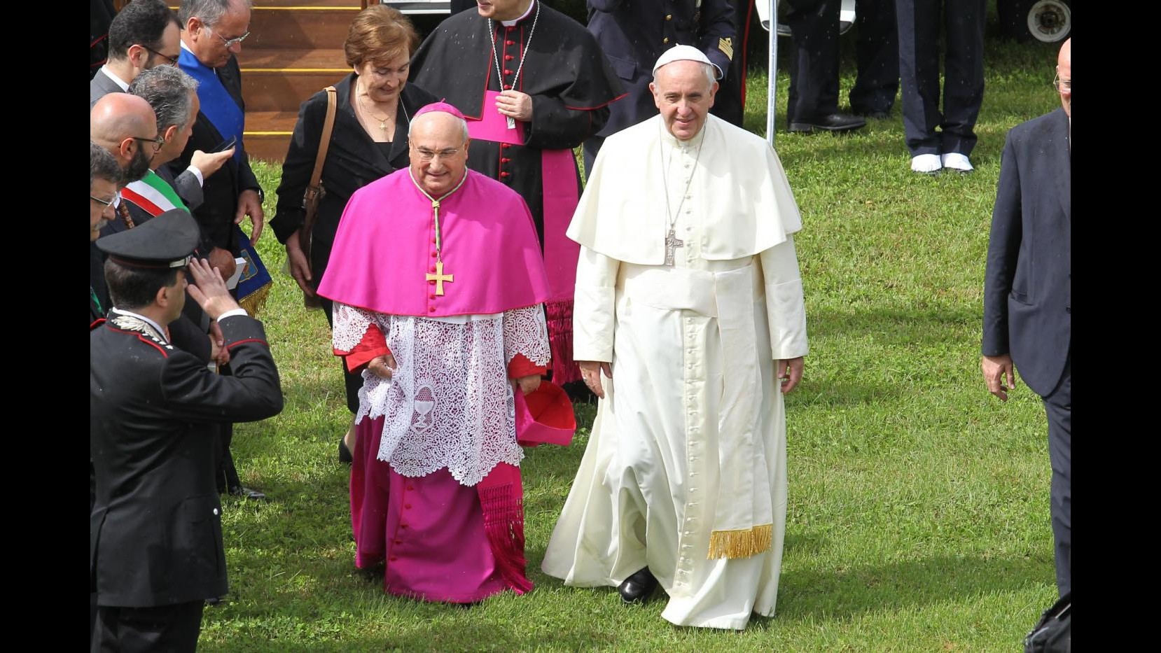 Caserta accoglie Papa Francesco. La visita del Pontefice nella Terra dei fuochi. Folla di fedeli