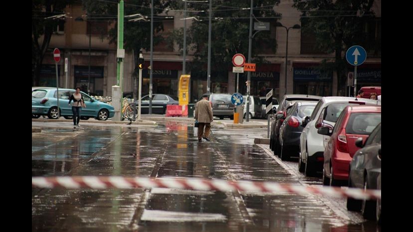 A Milano ancora una  esondazioni del Seveso, voragine da 12 metri