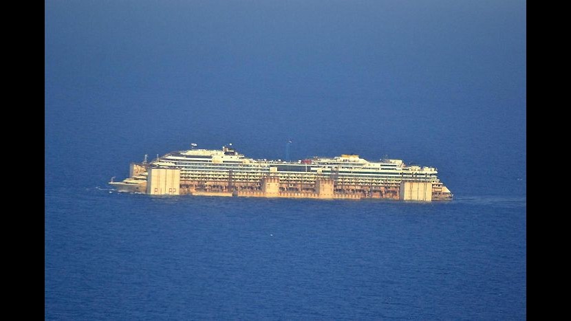 La Costa Concordia verso Genova: arrivo domattina