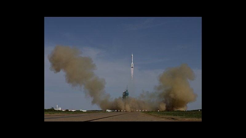 Spazio, Cina lancia capsula Shenzhou 10: a bordo 2 uomini e una donna