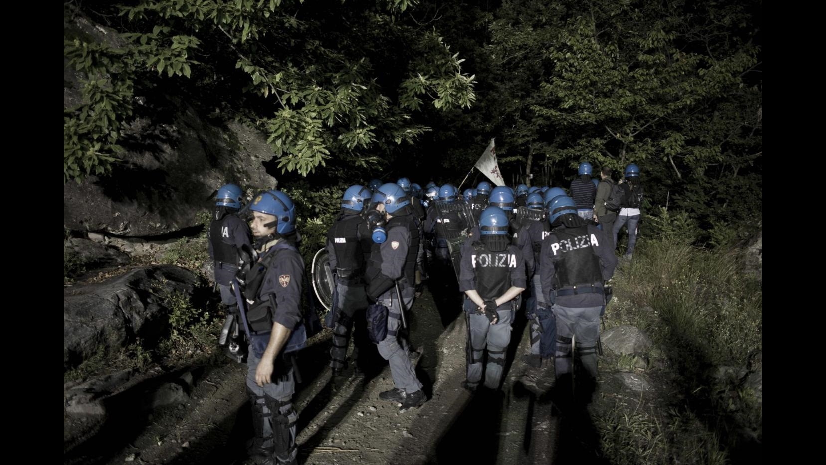 Tav, attacco a cantiere: lancio di petardi e bombe carta. Polizia risponde con lacrimogeni