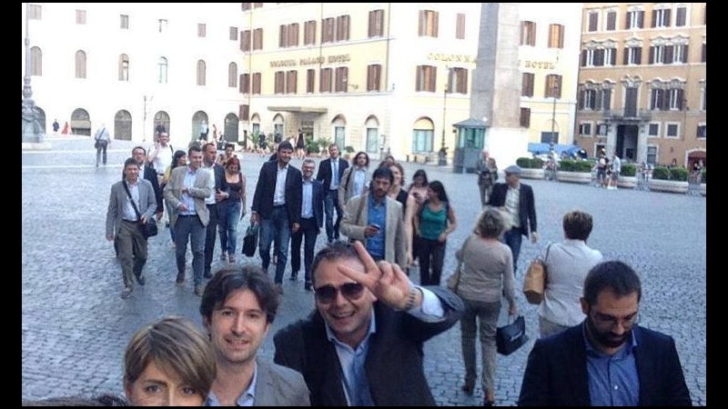 Riforme, deputati M5s abbandonano Aula diretti al Quirinale