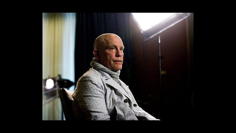Canada, John Malkovich eroe a Toronto: soccorre 77enne ferito
